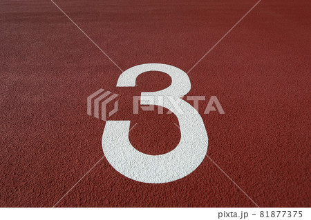 陸上競技場の陸上トラックに書かれたレーン番号 81877375