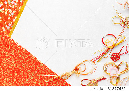 紅白の千代紙に水引細工の背景　年賀状　御祝い 81877622