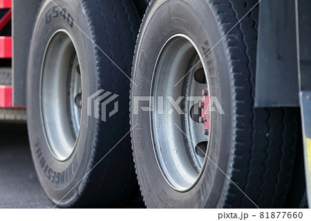 トラックの車輪　イメージ 81877660