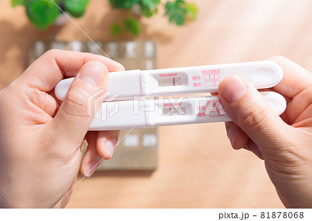 妊娠検査薬 陽性と陰性 の写真素材