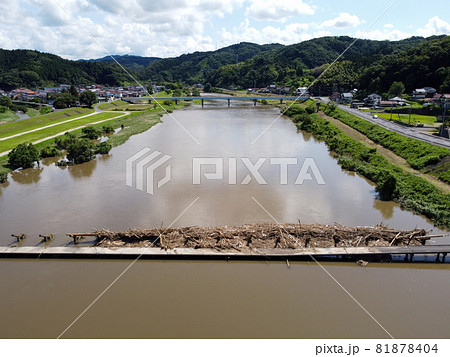 鳥の目線で見た大雨後の島根県雲南市木次町の斐伊川の堤防付近にある桜並木に隣接した潜水橋の願い橋 81878404