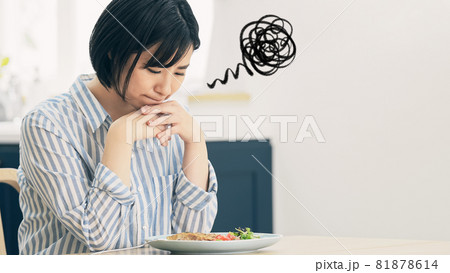 料理を見て困っている女性 料理を見て困っている女性 81878614
