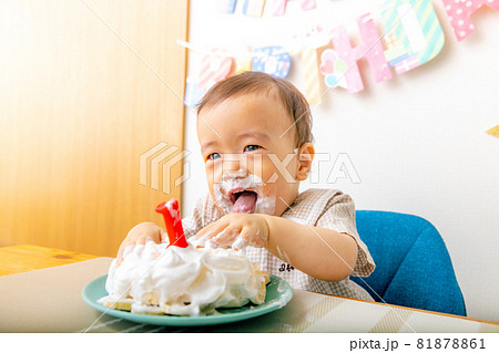 赤ちゃんの一才の誕生日 ケーキの写真素材 赤ちゃんの一才の誕生日 ケーキの写真素材