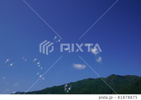 大和葛城山青空バック シャボン玉飛ぶ 大和葛城山青空バック シャボン玉飛ぶ 81878875