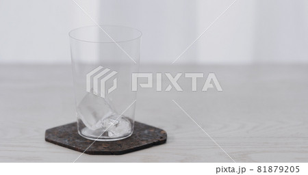 big ice rock into tumbler glass 81879205