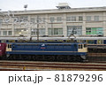 下り貨物列車を牽引して山陽本線・西明石駅付近を走行するJR貨物EF65形電気機関車 81879296