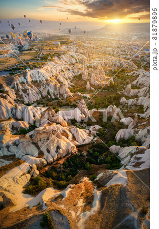 Hot air balloons over canyon 81879896
