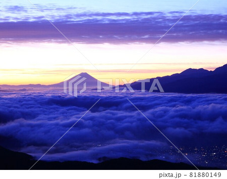 富士山と高ポッチからの迫る隆起感ある紫雲海 81880149