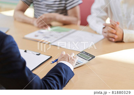 電卓で計算をする税理士の手元 81880329