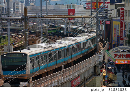 東京都台東区上野駅付近の山手線E235系電車と京浜東北線E233系 81881028