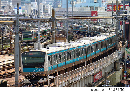 東京都台東区上野駅付近の京浜東北線E233系と上野東京ラインE231系電車 81881504