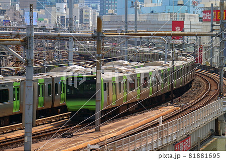 東京都台東区上野駅付近の内回り外回りの山手線E235系電車 東京都台東区上野駅付近の内回り外回りの山手線E235系電車 81881695
