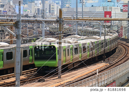 東京都台東区上野駅付近の内回り外回りの山手線E235系電車 東京都台東区上野駅付近の内回り外回りの山手線E235系電車 81881698