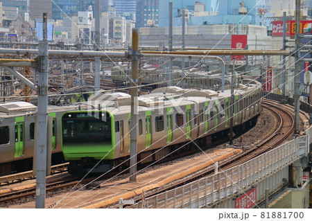 東京都台東区上野駅付近の内回り外回りの山手線E235系電車 東京都台東区上野駅付近の内回り外回りの山手線E235系電車 81881700