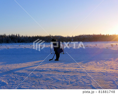 凍った湖上でアイスホッケー_イエローナイフ 81881748