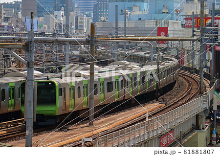 東京都台東区上野駅付近の内回り外回りの山手線E235系電車 東京都台東区上野駅付近の内回り外回りの山手線E235系電車 81881807