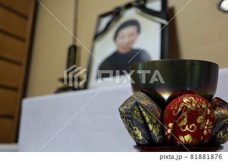 遺影と位牌と鐘（鈴） 81881876