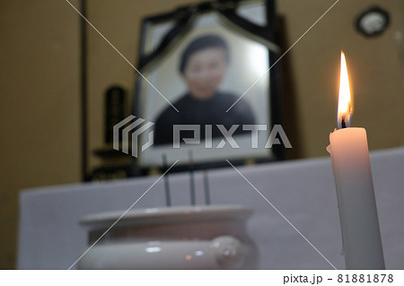 蝋燭の炎と遺影と位牌 81881878