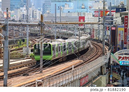 東京都台東区上野駅のアメ横付近を通る山手線E235系電車 81882190