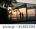 沖縄の海の夕日を眺める恋人 81882388