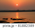 沖縄の海と夕日 81882389