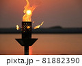 沖縄の海と松明と夕日 81882390