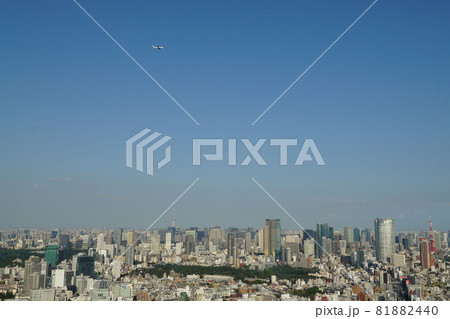 東京上空を飛ぶ羽田行きの飛行機 東京上空を飛ぶ羽田行きの飛行機 81882440