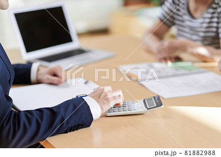 電卓で計算をする保険営業マンの手元 電卓で計算をする保険営業マンの手元 81882988