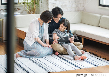 仲良くタブレットを楽しむ家族 81883350