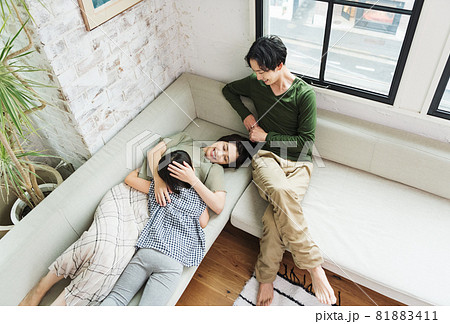 自宅のリビングでのんびりする家族 自宅のリビングでのんびりする家族 81883411