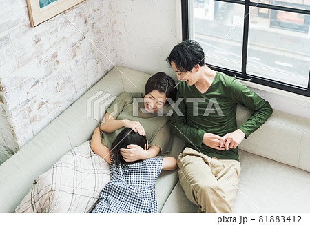 自宅のリビングでのんびりする家族 自宅のリビングでのんびりする家族 81883412