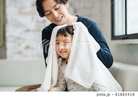 バスタオルで髪を拭くパパと娘 81883418