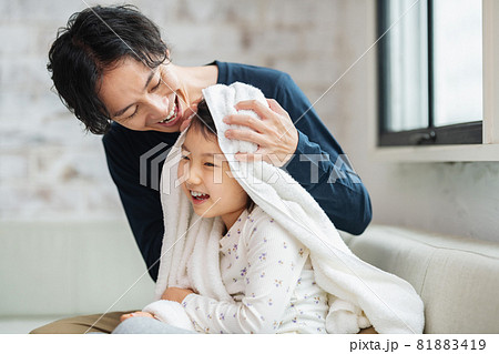 バスタオルで髪を拭くパパと娘 81883419