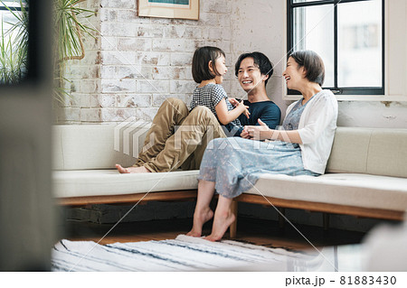 自宅のリビングでのんびりする家族 自宅のリビングでのんびりする家族 81883430