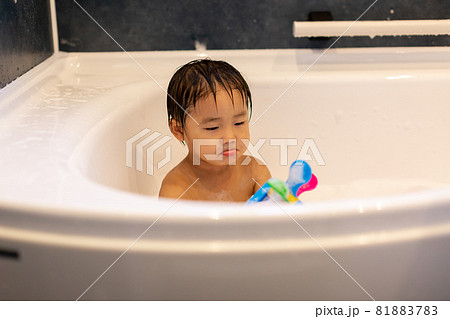 お風呂で遊ぶ幼児　バスタイム 81883783