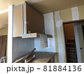 新築一戸建て　建設中　吊戸棚 81884136