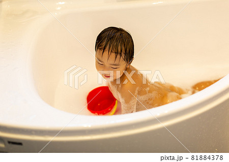 お風呂で遊ぶ幼児　バスタイム 81884378