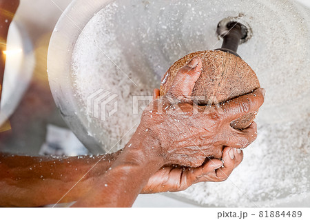 The old man scraped the coconut The old man scraped the coconut 81884489