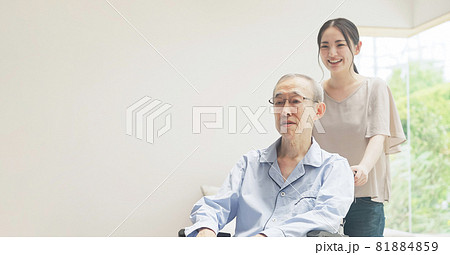 車椅子を押す女性　ヤングケアラー 81884859
