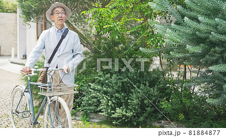 自転車を押すシニア男性 サイクリング 自転車を押すシニア男性 サイクリング 81884877