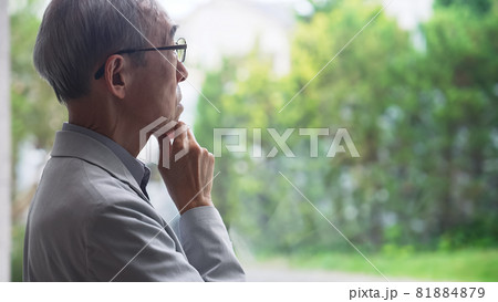 窓の外を見て考えるシニア男性 81884879