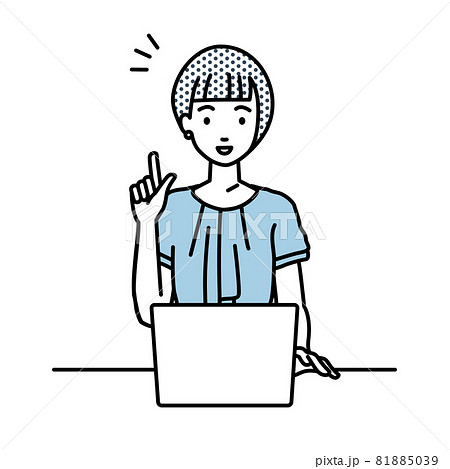 デスクで座ってPCを開いて何かひらめいたオフィスカジュアルの女性 81885039