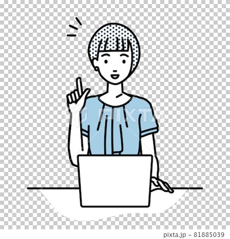 一位辦公室休閒女性坐在辦公桌前，打開電腦，激發靈感 81885039