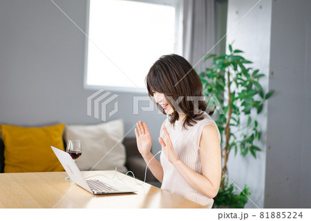 オンライン英会話を受講する若い女性 オンライン英会話を受講する若い女性 81885224