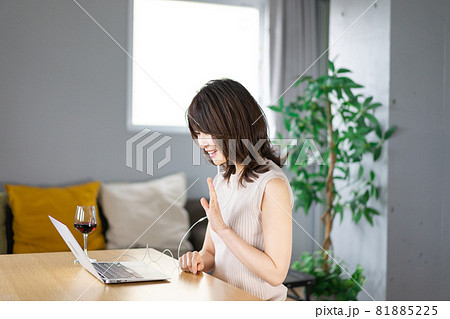オンライン英会話を受講する若い女性 オンライン英会話を受講する若い女性 81885225