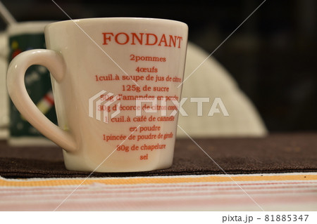 赤でフランス語の文字がプリントされた白いマグカップ 81885347