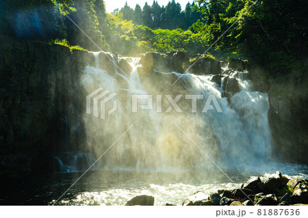 上流に珍しい甌穴群がある水しぶきの激しい関之尾滝 81887636
