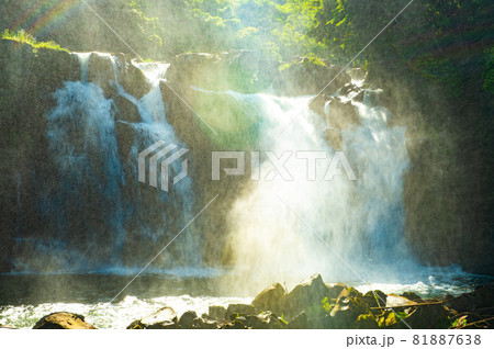 上流に珍しい甌穴群がある水しぶきの激しい関之尾滝 上流に珍しい甌穴群がある水しぶきの激しい関之尾滝 81887638
