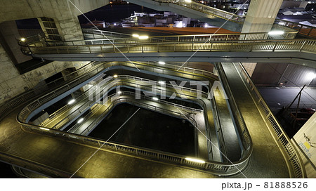 大阪市此花区、此花大橋の橋桁に歩行者が上がるため設けられたらせん状のスロープの歩道の夜景 81888526