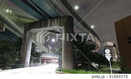 名古屋第二環状自動車道本線と支線を接続する名古屋市の上社ジャンクションの夜景と、車の光跡 名古屋第二環状自動車道本線と支線を接続する名古屋市の上社ジャンクションの夜景と、車の光跡 81889378